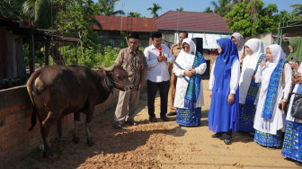 Ketua BKMT Jambi Serahkan Bantuan Hewan Kurban di Muaro Jambi dan Kota Jambi